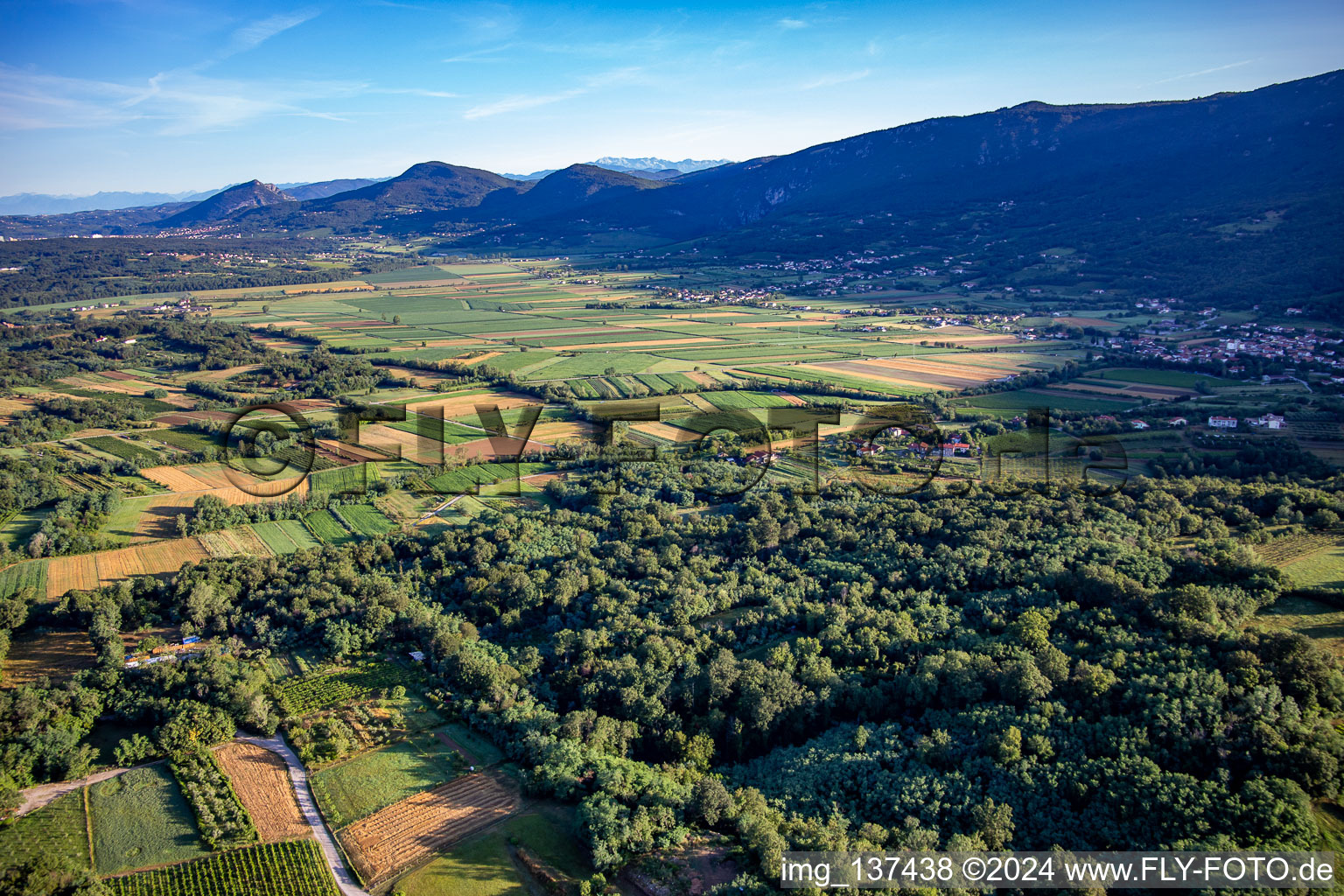 Oslenscek valley and peripheral mountains Južni obronki Trnovskega gozda in the district Schönpaß in Nova Gorica in the state Slovenia, Slovenia