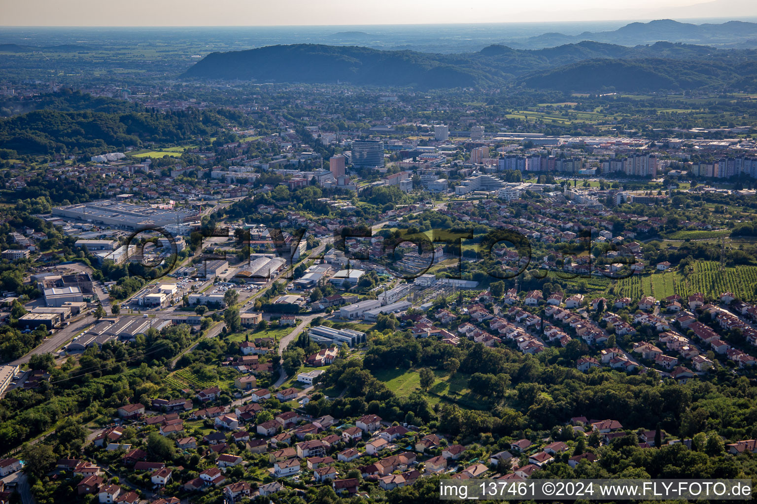 From the east in the district Kromberk in Nova Gorica in the state Slovenia, Slovenia