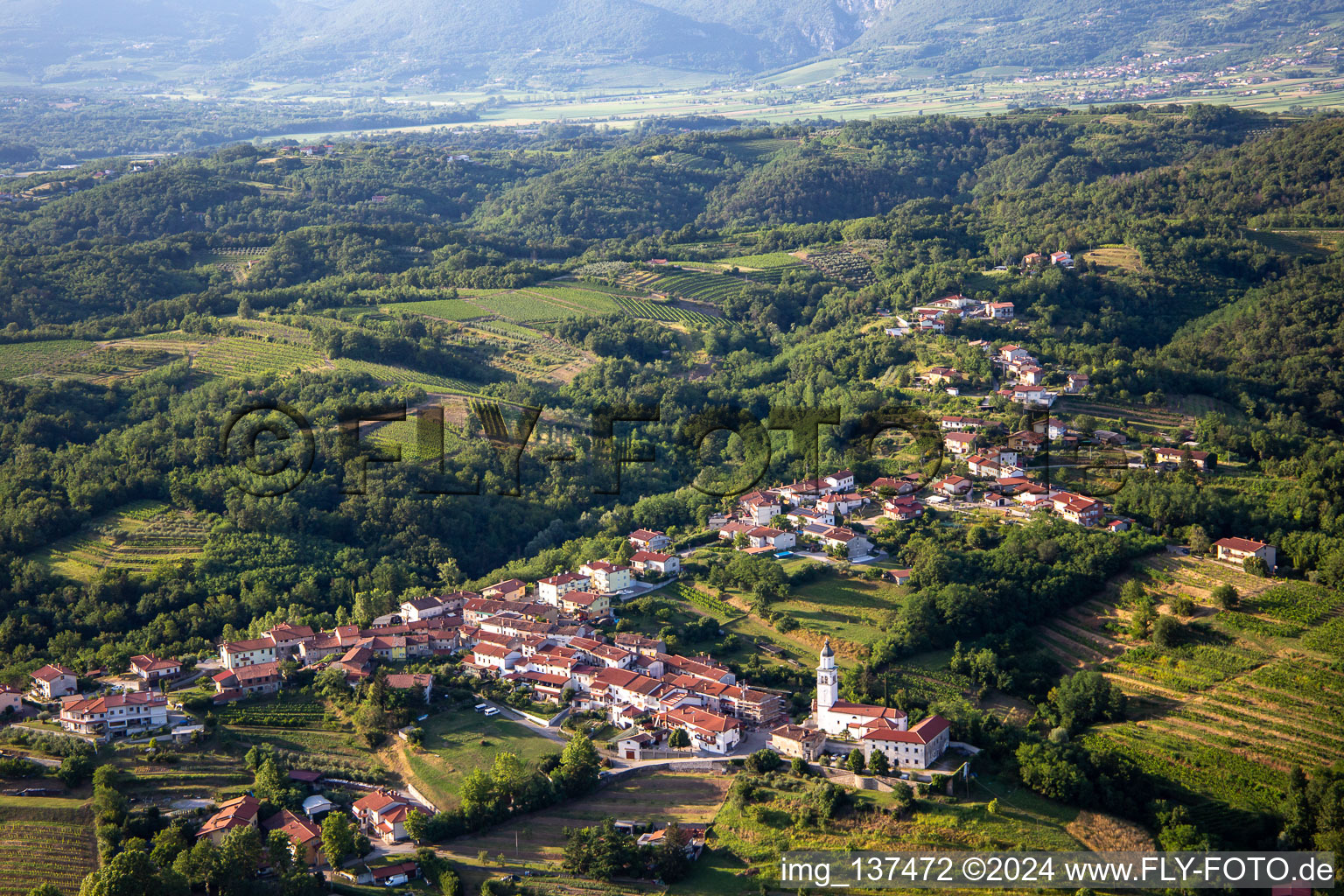 From the south in the district Prvačina in Nova Gorica in the state Slovenia, Slovenia