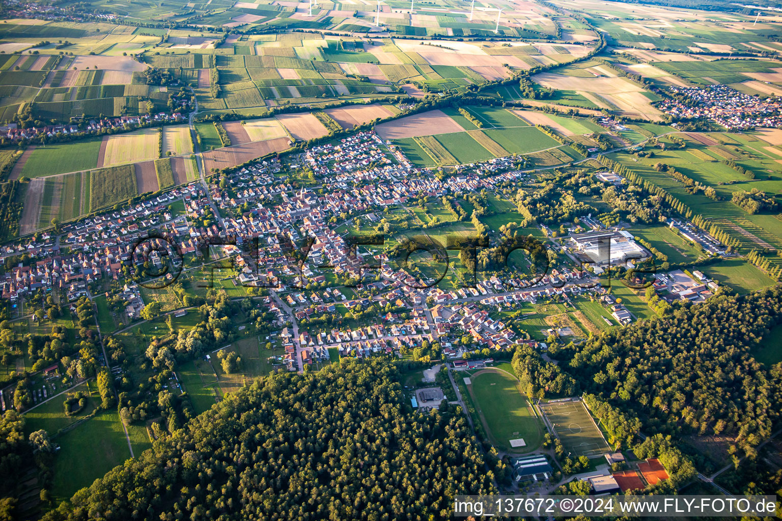 From the south in the district Schaidt in Wörth am Rhein in the state Rhineland-Palatinate, Germany