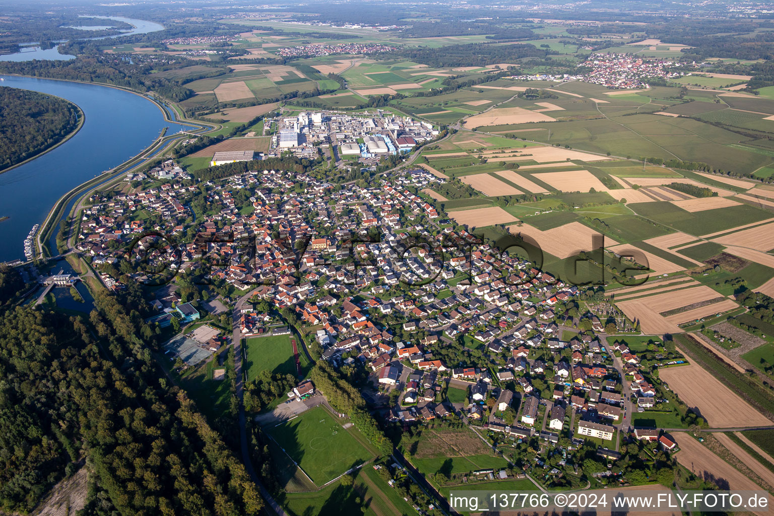 From the south in the district Greffern in Rheinmünster in the state Baden-Wuerttemberg, Germany