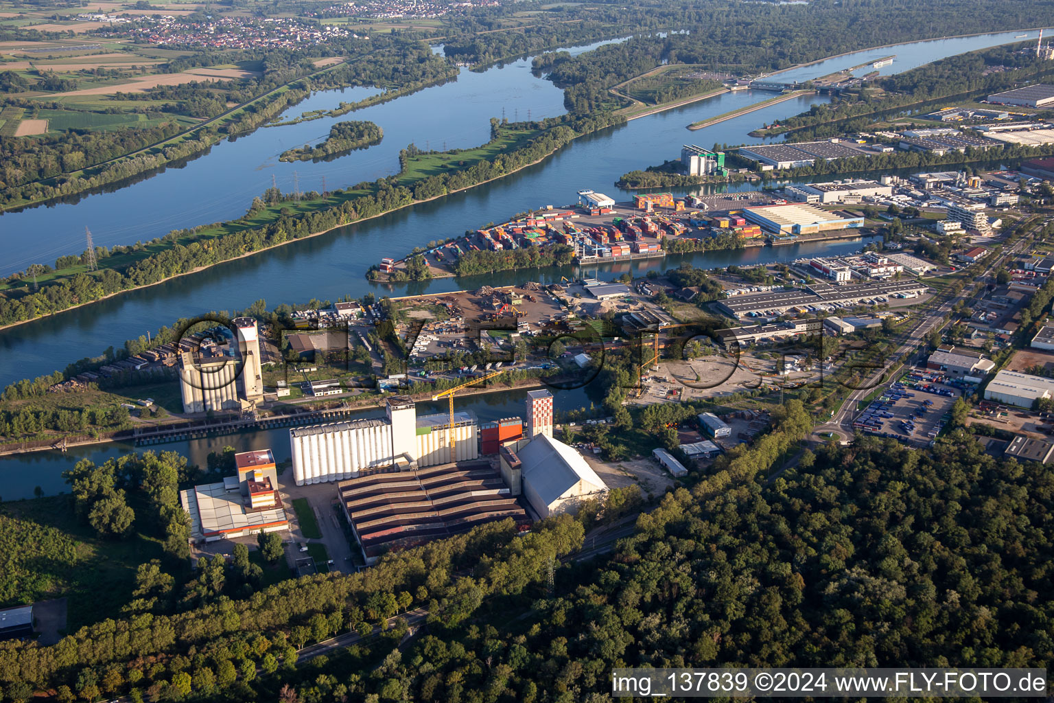 Rhine ports of Strasbourg with COMPTOIR AGRICOLE STRASBOURG - SILOSTRA and Sermix at the Bassin Auguste Detoeuf in the district Port du Rhin Sud in Straßburg in the state Bas-Rhin, France