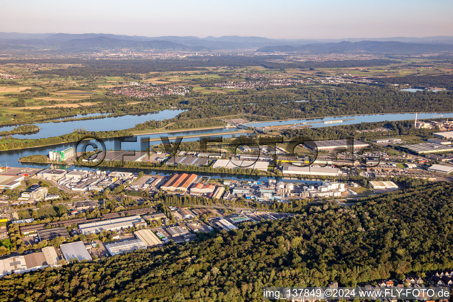 Rhine ports of Strasbourg with STEF Strasbourg, BAYONNE A, RHENUS LOGISTICS and Kloeckner Metals in the district Port du Rhin Sud in Straßburg in the state Bas-Rhin, France