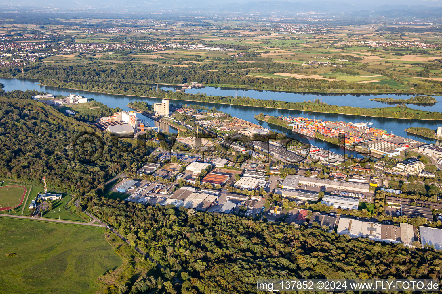 Rhine ports of Strasbourg Independent Port of Strasbourg Rhine Europe Terminals (siège social) with GEODIS | Distribution & Express in the district Port du Rhin Sud in Straßburg in the state Bas-Rhin, France