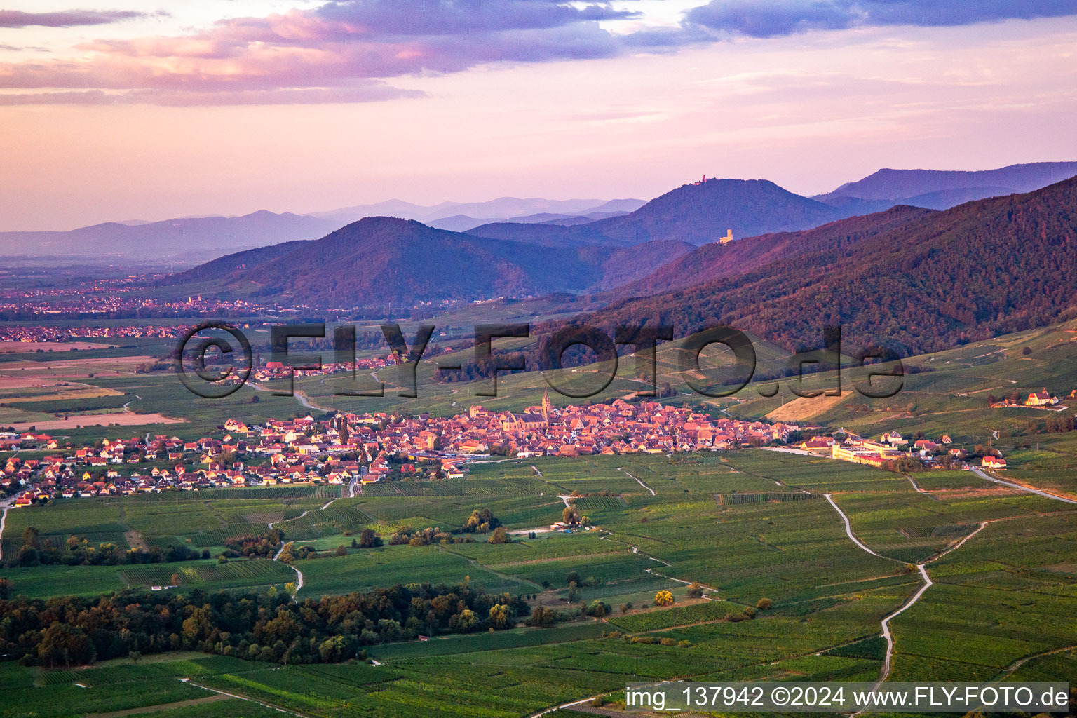 From the north in Dambach-la-Ville in the state Bas-Rhin, France