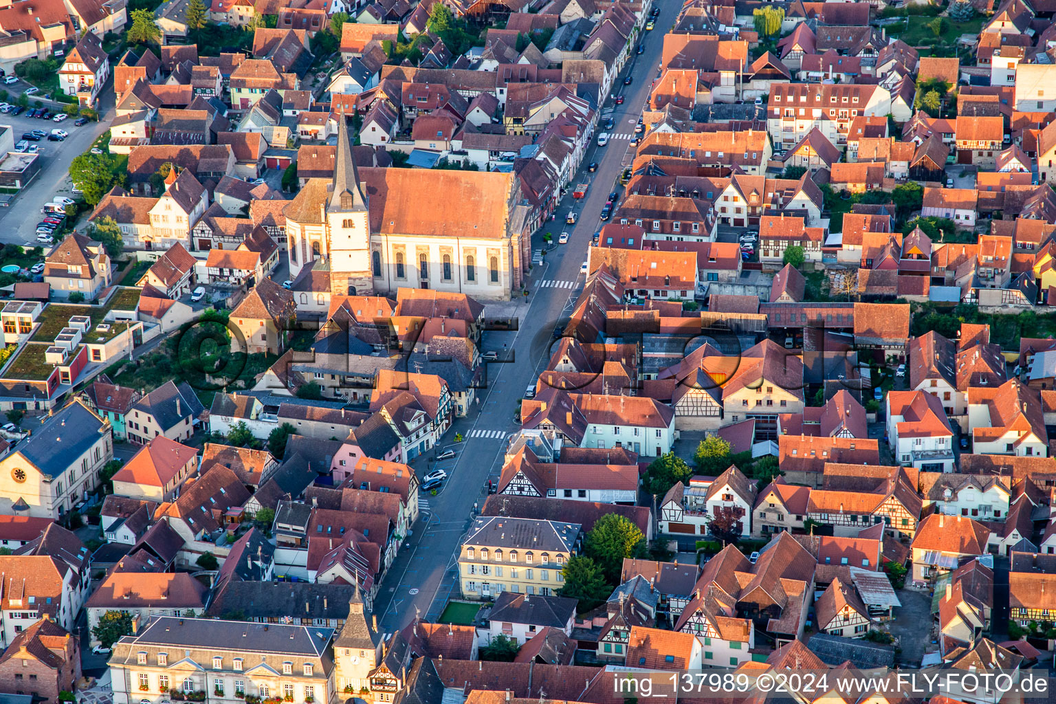 Rue du Gén de Gaulle with Eglise catholique Saint-Etienne in Rosheim in the state Bas-Rhin, France