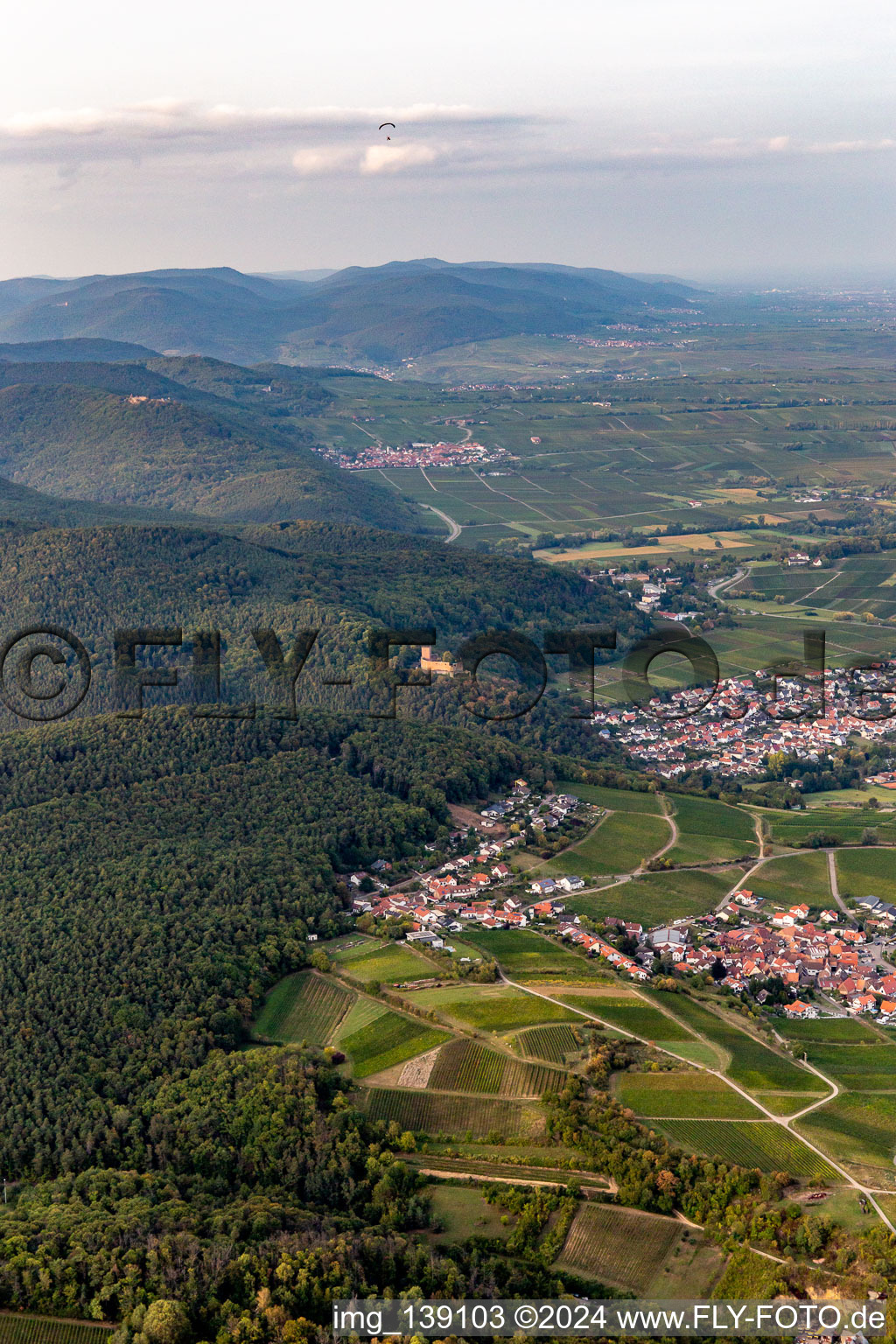 Haardtrand from the south in the district Gleiszellen in Gleiszellen-Gleishorbach in the state Rhineland-Palatinate, Germany