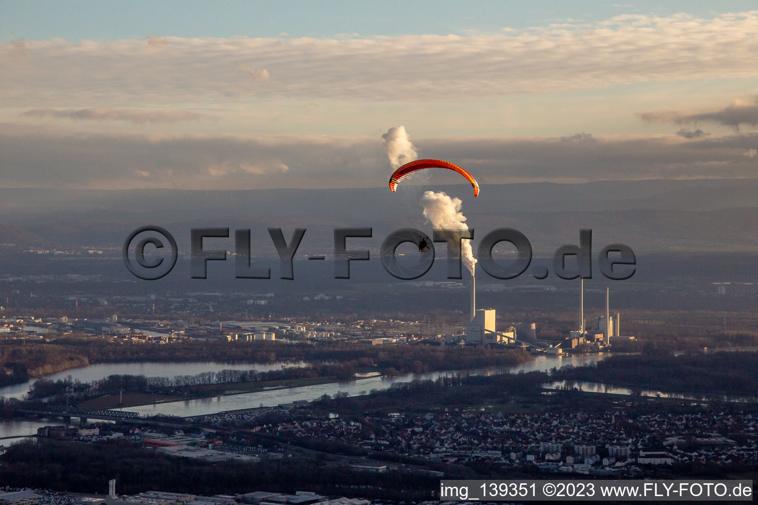 Paraglider over Maximiliansau in the district Maximiliansau in Wörth am Rhein in the state Rhineland-Palatinate, Germany