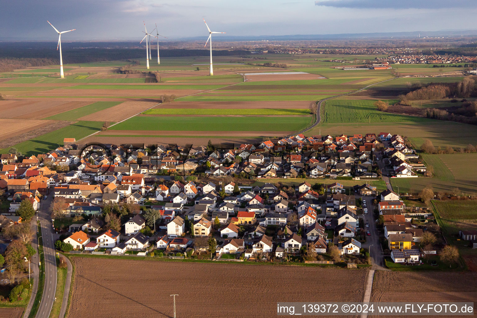 From the west in the district Hayna in Herxheim bei Landau in the state Rhineland-Palatinate, Germany