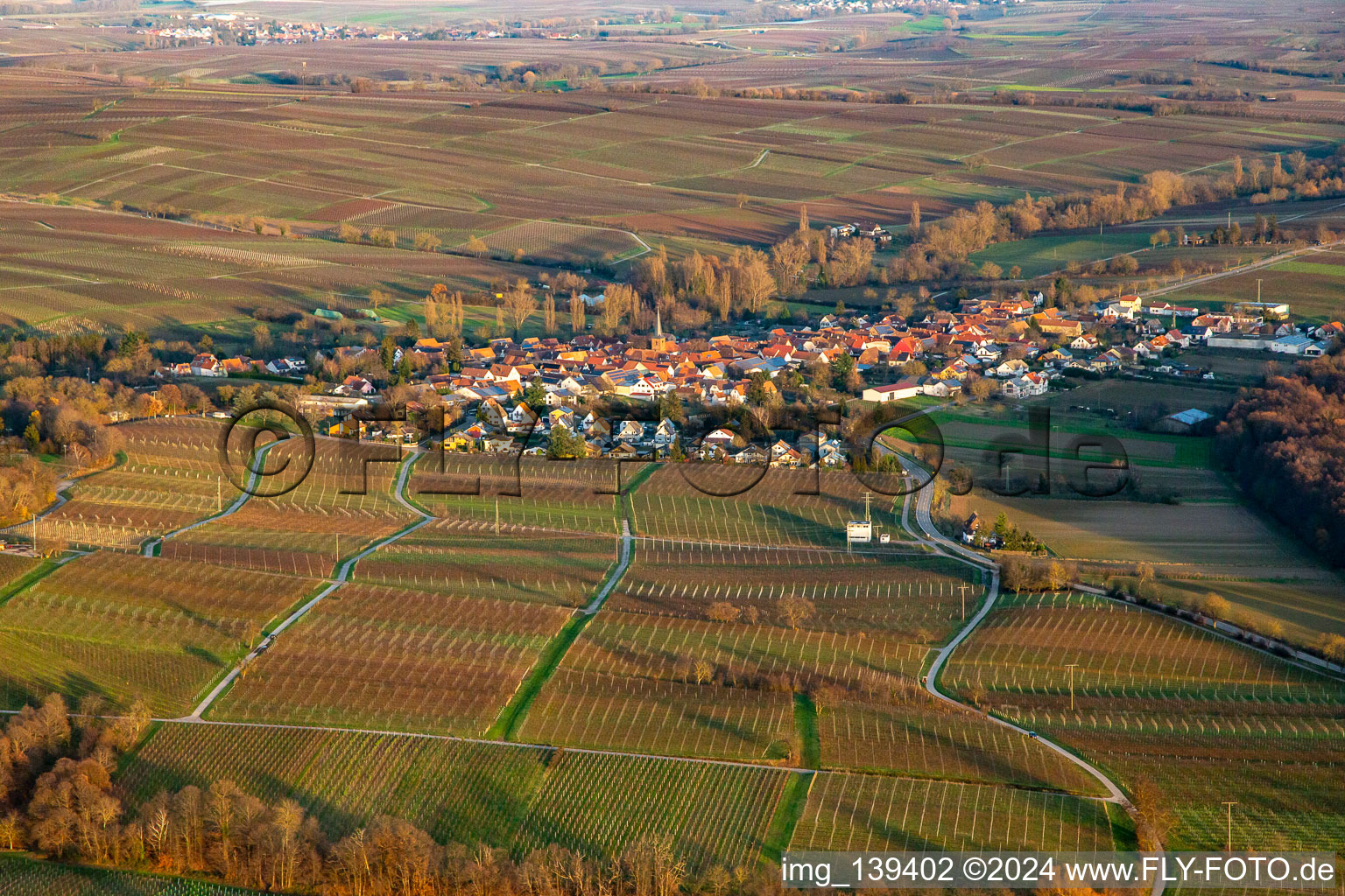 From the southwest in the district Heuchelheim in Heuchelheim-Klingen in the state Rhineland-Palatinate, Germany