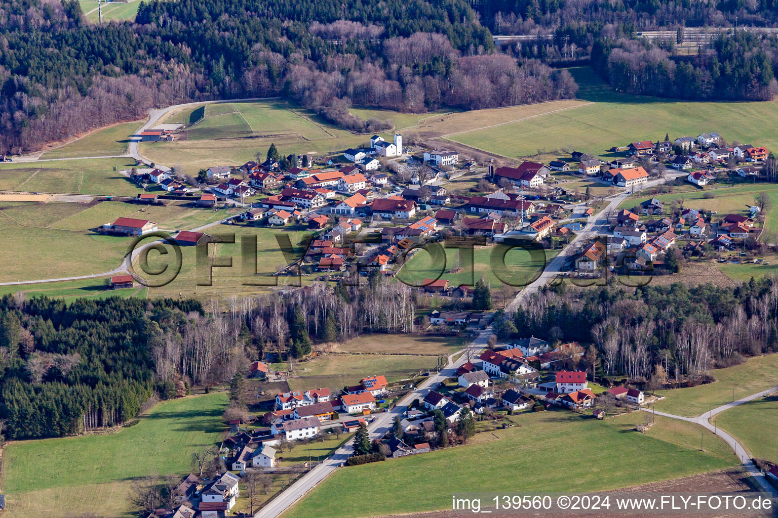 From the west in the district Höhenrain in Berg in the state Bavaria, Germany