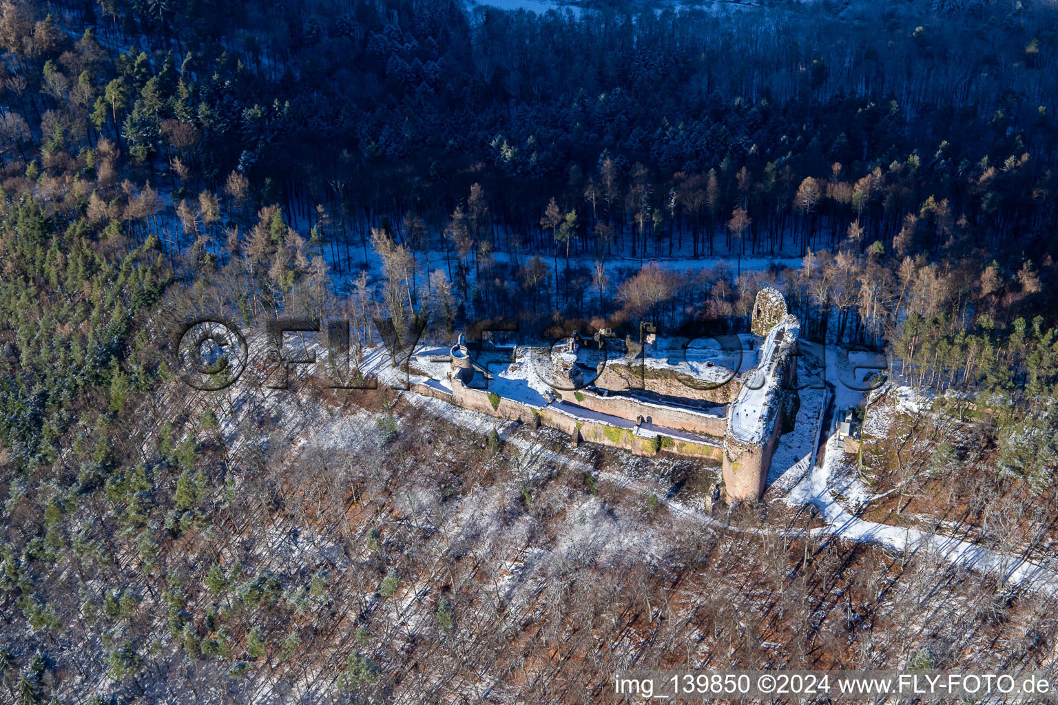 Neuscharfeneck castle ruins from the south in winter with snow in Flemlingen in the state Rhineland-Palatinate, Germany from above