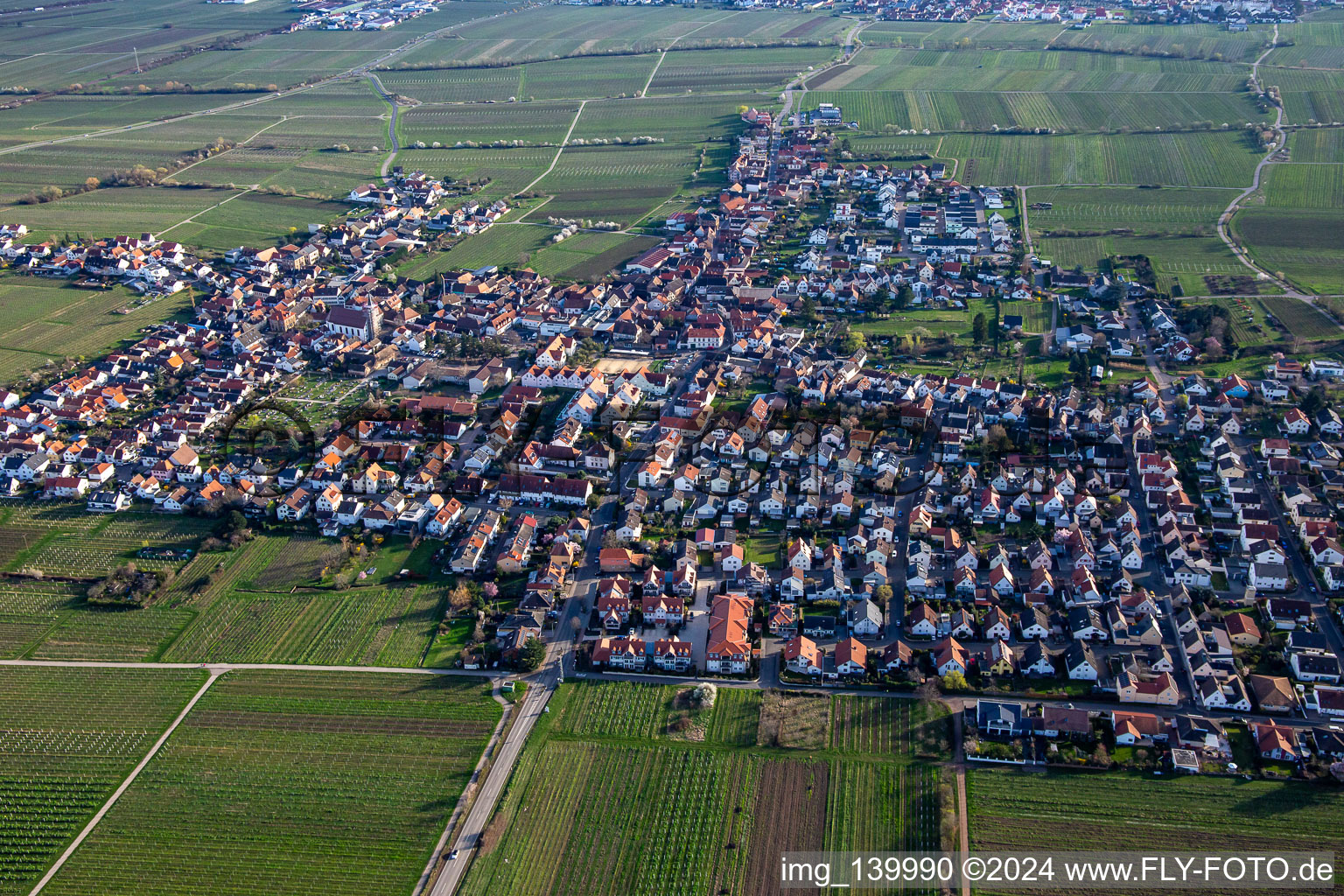 From the north in the district Diedesfeld in Neustadt an der Weinstraße in the state Rhineland-Palatinate, Germany