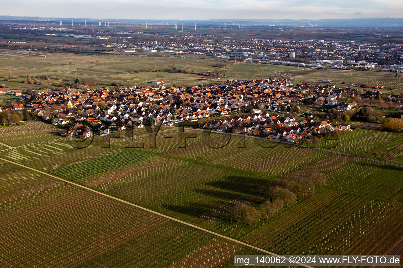 From the northwest in the district Nußdorf in Landau in der Pfalz in the state Rhineland-Palatinate, Germany