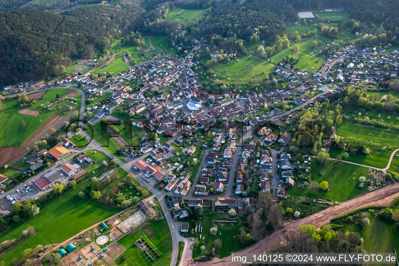 From the north in the district Gossersweiler in Gossersweiler-Stein in the state Rhineland-Palatinate, Germany