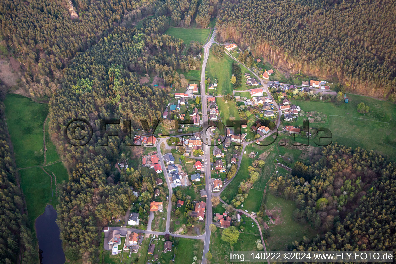 From the west in the district Lauterschwan in Erlenbach bei Dahn in the state Rhineland-Palatinate, Germany