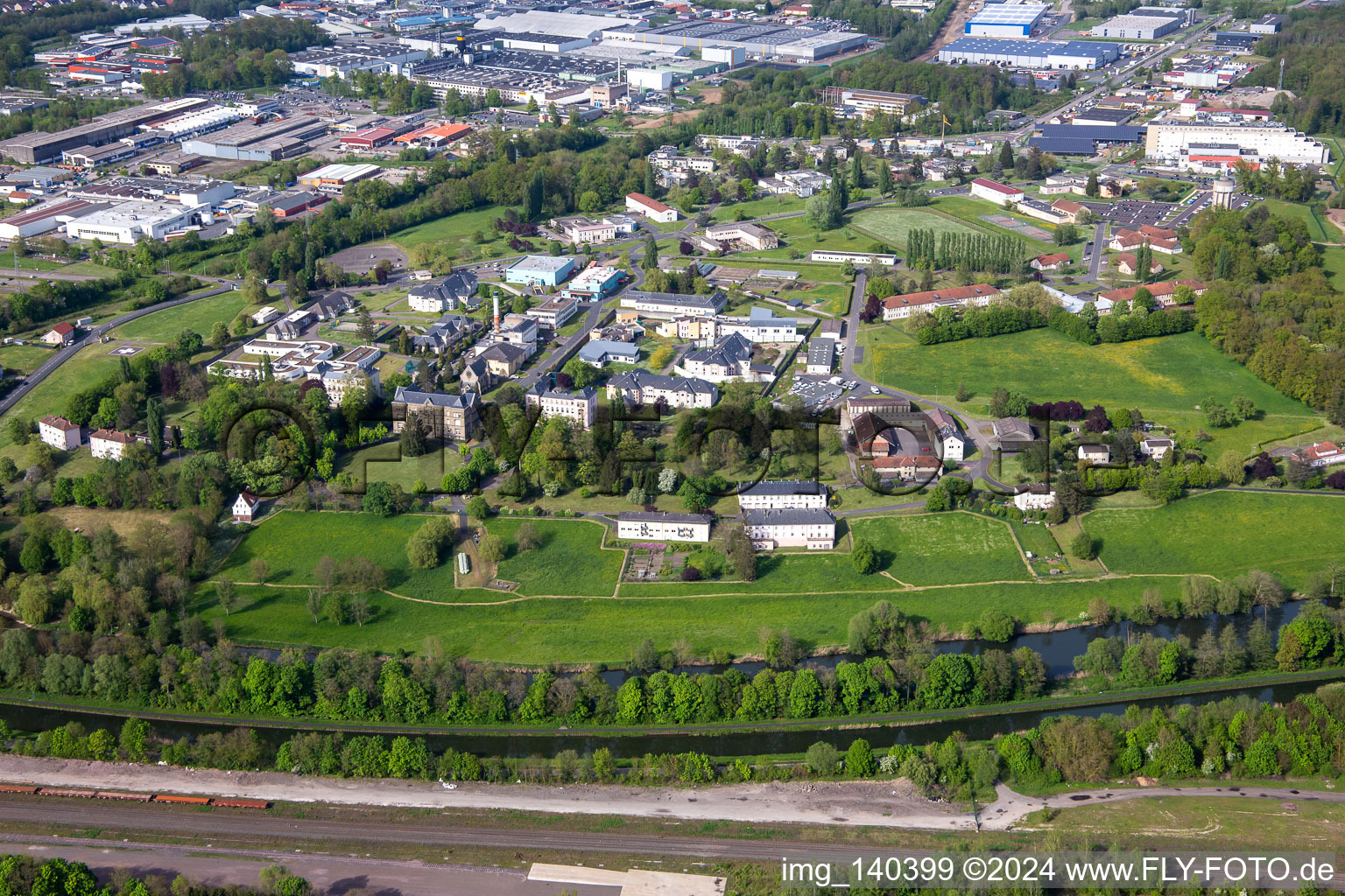 Aerial view of Ctre Specialized Hospital in the district Blauberg in Saargemünd in the state Moselle, France