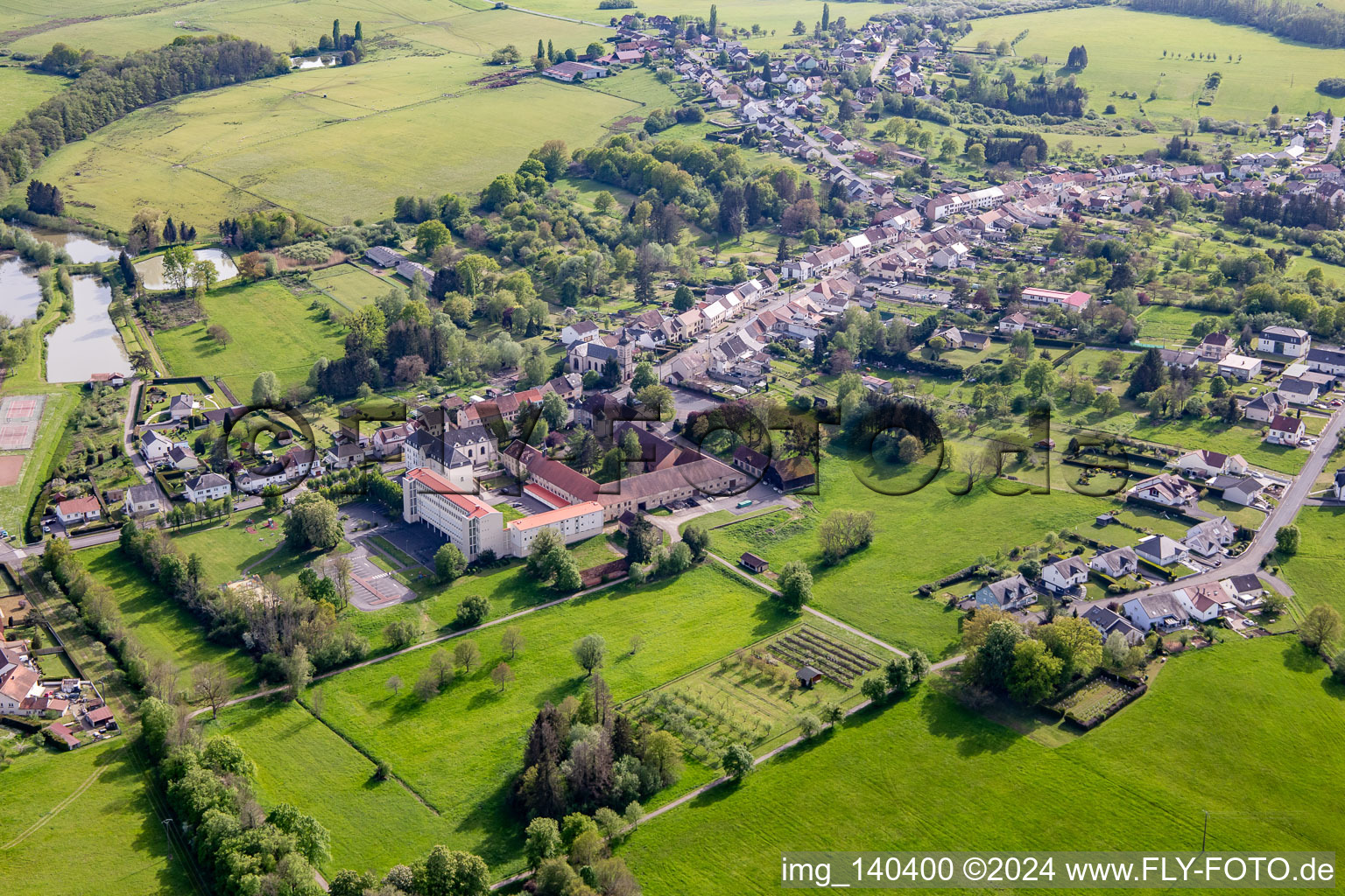 Clos du chateau and École élémentaire publique in Neufgrange in the state Moselle, France