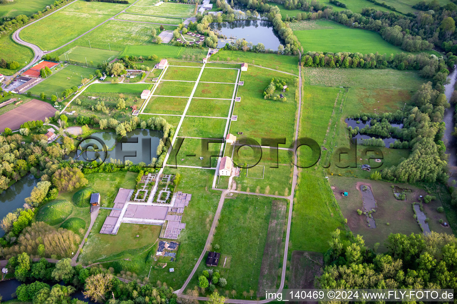 European Cultural Park Bliesbruck-Reinheim Information Center with Roman Tavern, Gallo-Roman Villa of Reinheim and Keltscher Farm in the district Reinheim in Gersheim in the state Saarland, Germany from above