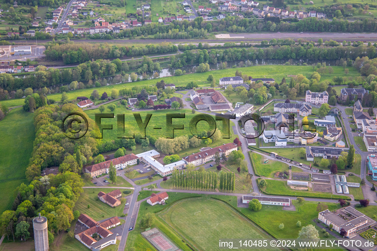 Aerial photograpy of Ctre Specialized Hospital in the district Blauberg in Saargemünd in the state Moselle, France