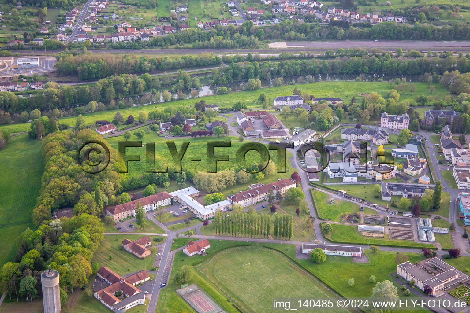 Aerial photograpy of Specialized Hospital Center in the district Blauberg in Saargemünd in the state Moselle, France