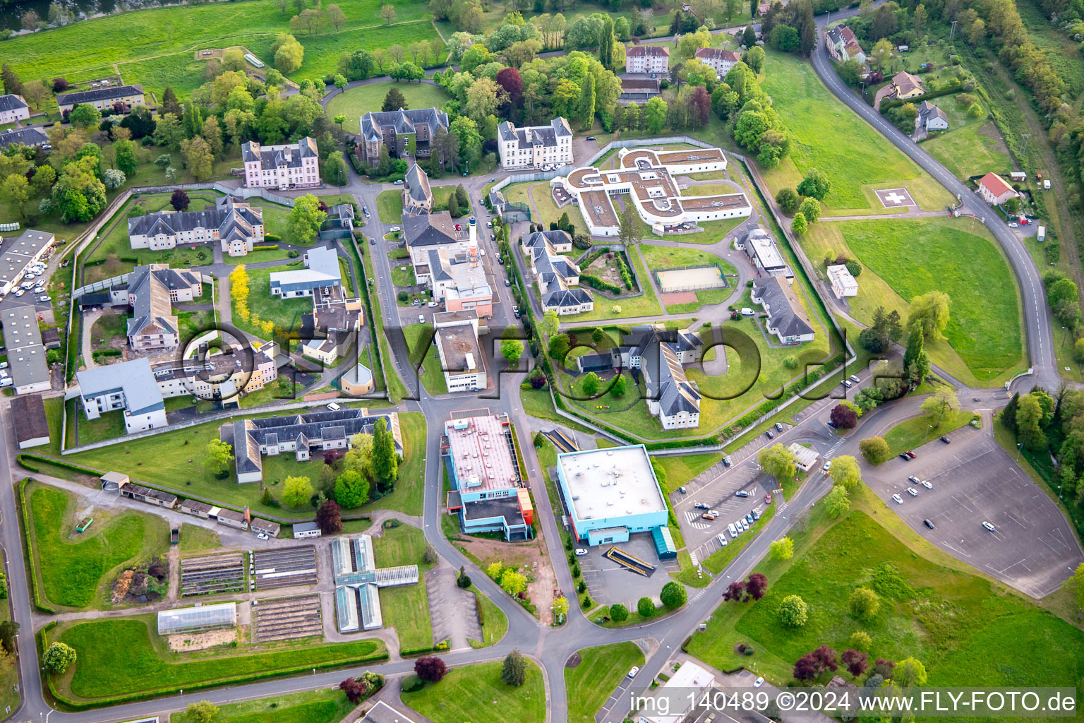 Oblique view of Specialized Hospital Center in the district Blauberg in Saargemünd in the state Moselle, France