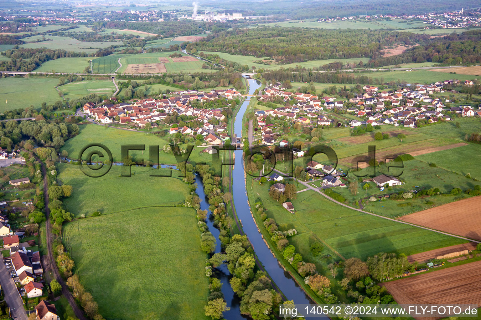 Ecluse N°21 on the Canal des Houillères de la Sarre from the northeast in Herbitzheim in the state Bas-Rhin, France