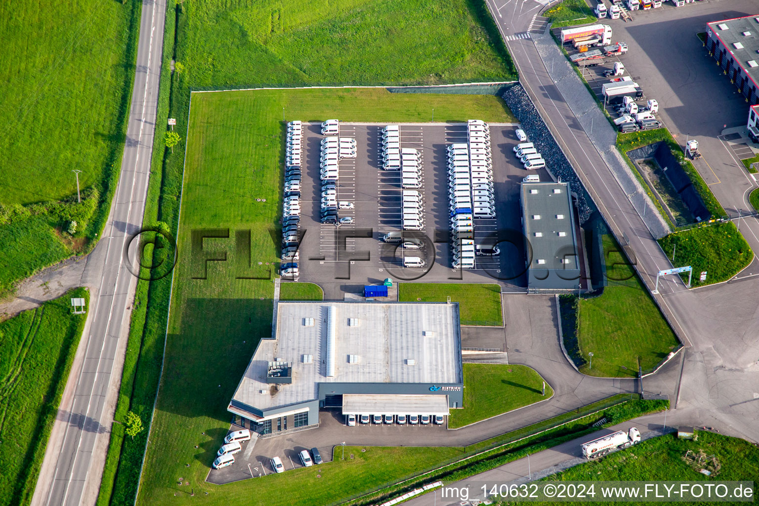 Oblique view of Industrial estate with KIMMEL LOGISTIK, KIMMEL LAVAGE, Dietrich Véhicules and Sarre Union Pl Services - MAN at the Sarre-Union toll station - A4 - Sortie N°42 in Thal-Drulingen in the state Bas-Rhin, France