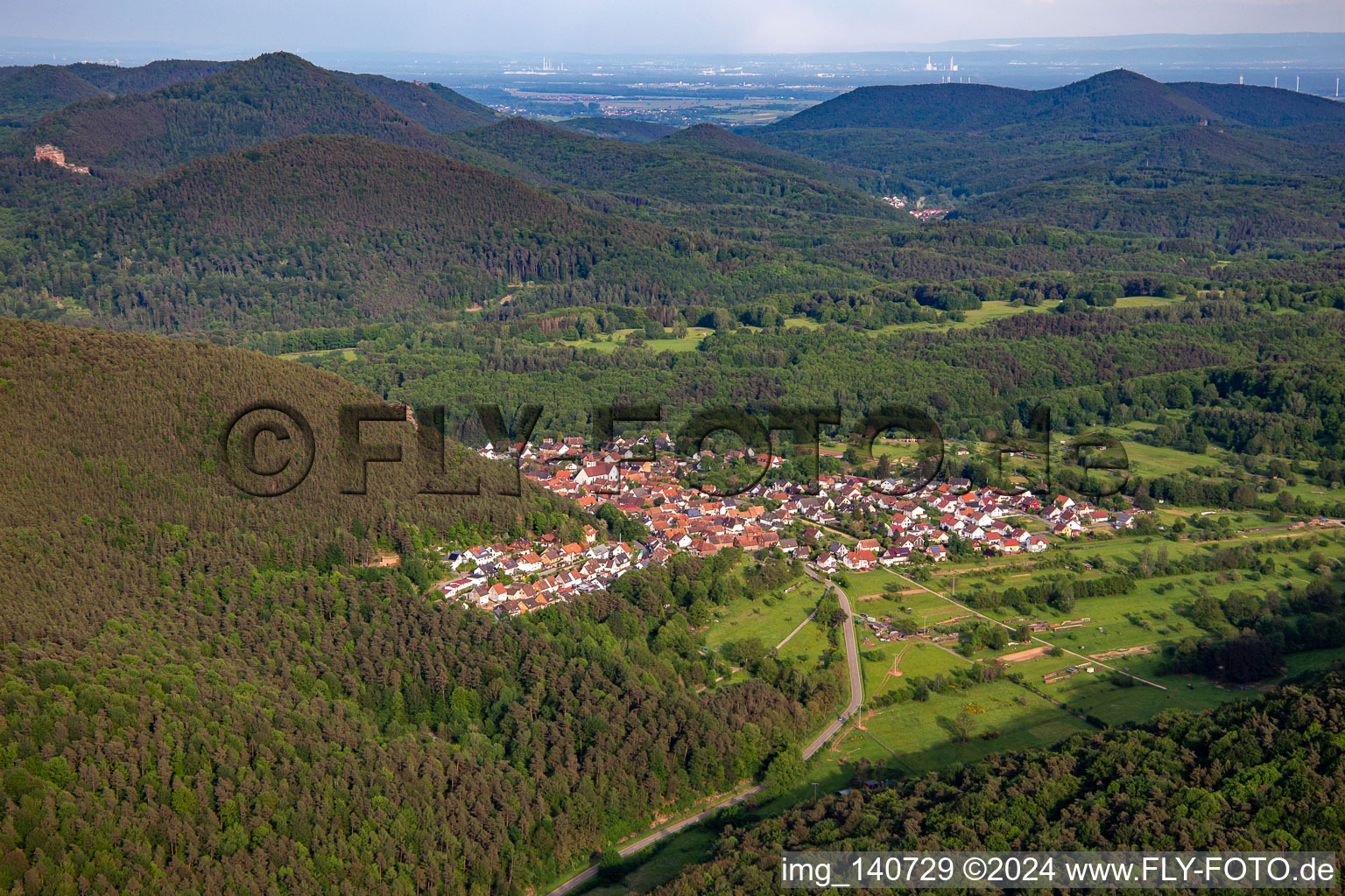 From the northwest in the district Sarnstall in Annweiler am Trifels in the state Rhineland-Palatinate, Germany