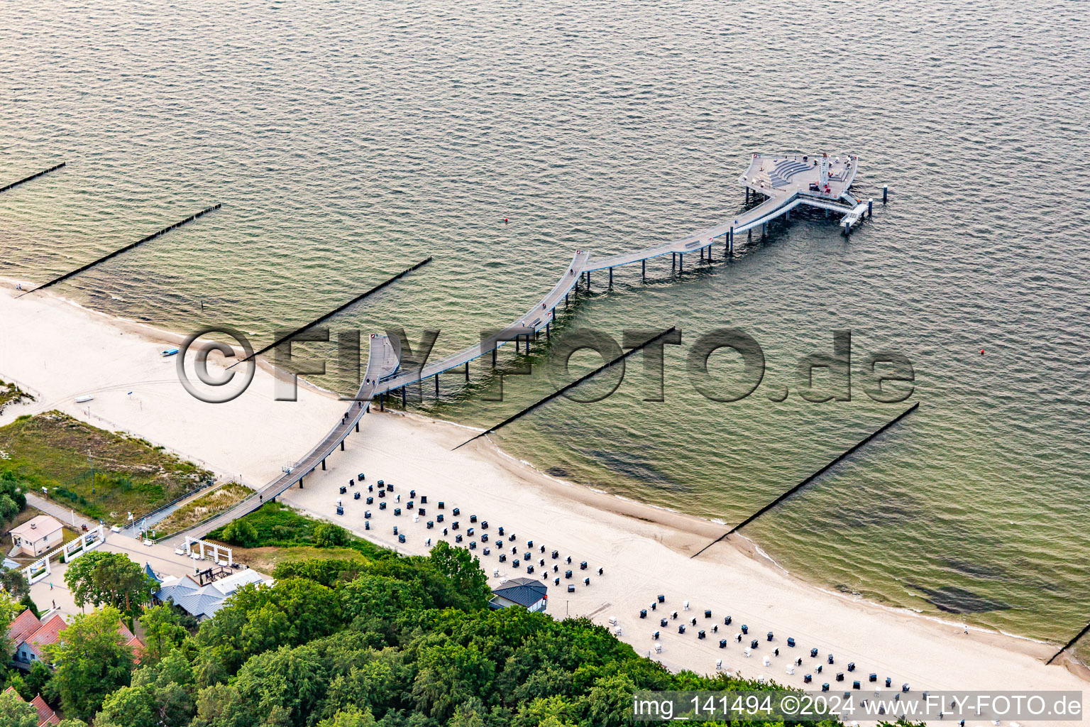 Aerial photograpy of Koserow pier from 2021, 279 m long, special features: - Bell tower of Vineta Seating area for 150 people with sunset cinema Art installation "Man with bell" Execution B&0 Ingenieure, Hamburg Heuvelman Ibis GmbH, Leer in Koserow in the state Mecklenburg-Western Pomerania, Germany