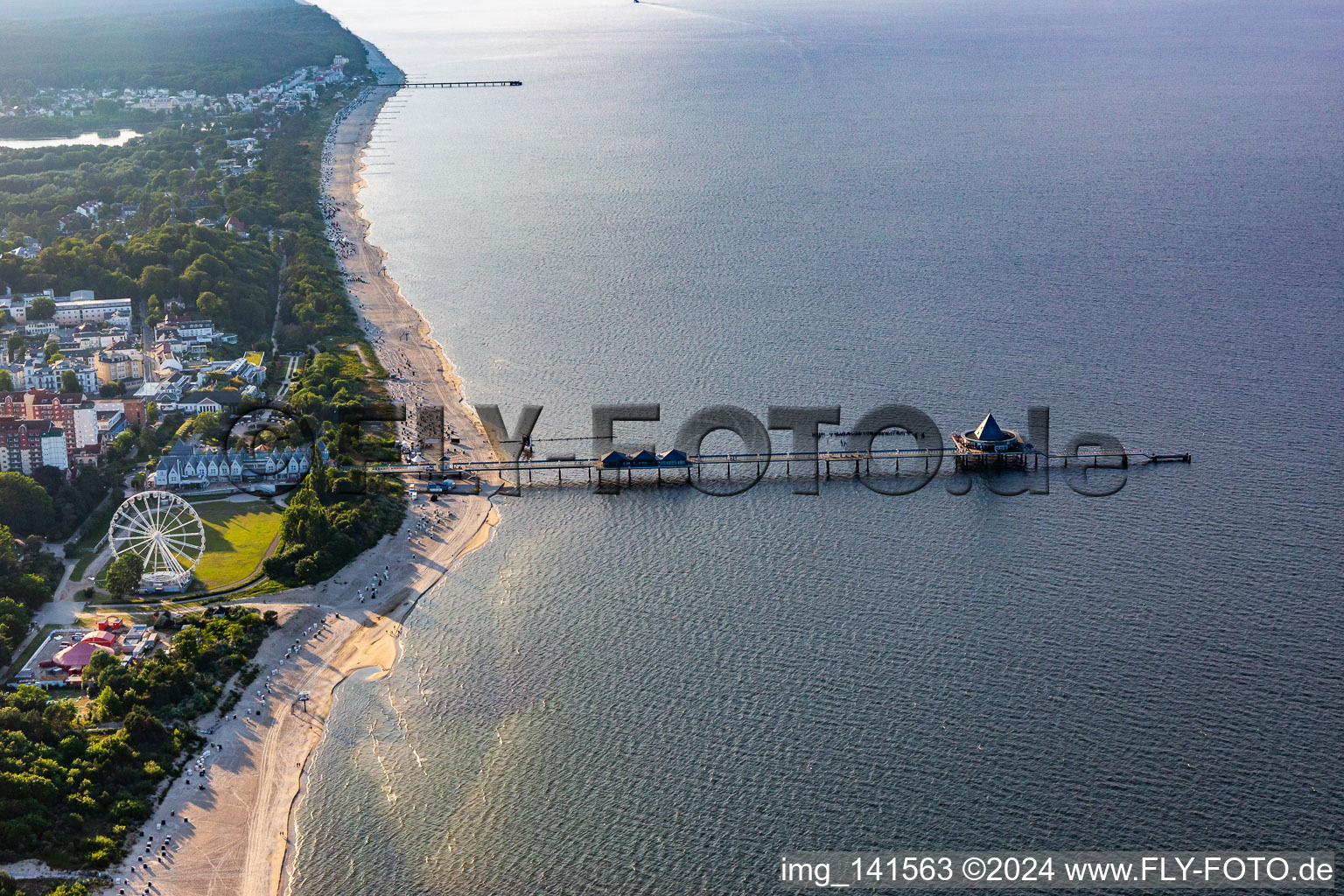 Ferris wheel Heringsdorf and pier Heringsdorf: 508 m long pier with covered benches, lighting, Italian restaurant and panoramic sea view in Heringsdorf in the state Mecklenburg-Western Pomerania, Germany