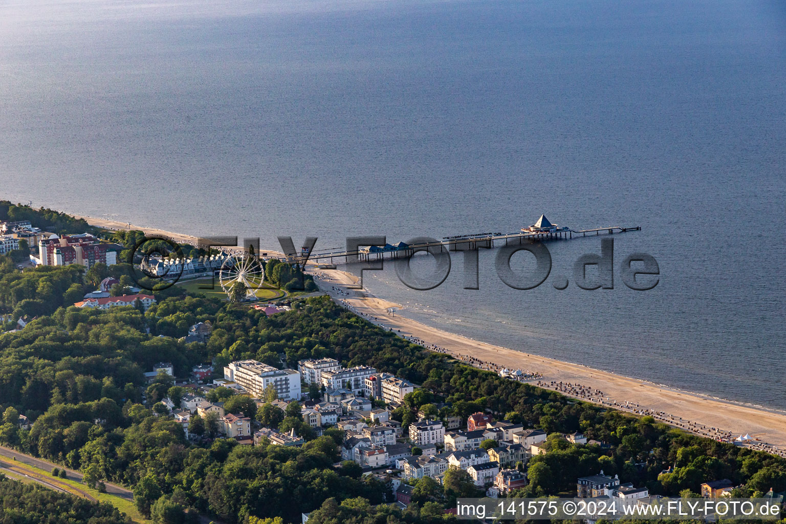 Pier Heringsdorf: 508 m long pier with covered benches, lighting, Italian restaurant and panoramic sea view in Heringsdorf in the state Mecklenburg-Western Pomerania, Germany