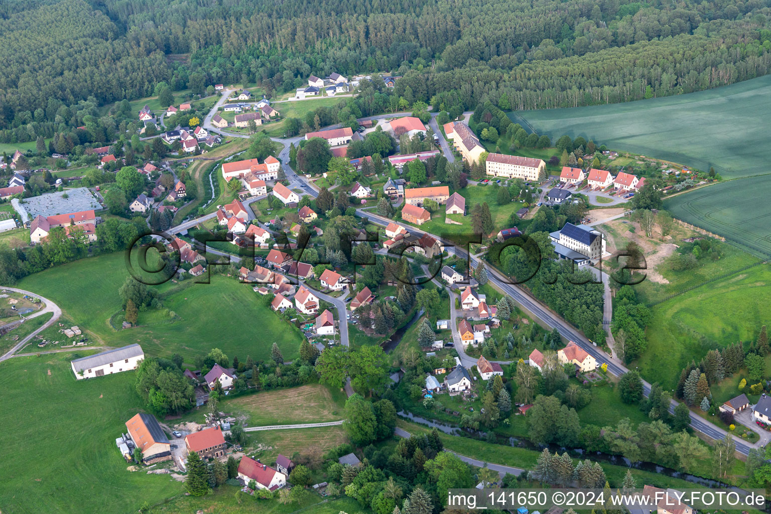 From the west in the district Schönau-Berzdorf in Schönau-Berzdorf auf dem Eigen in the state Saxony, Germany