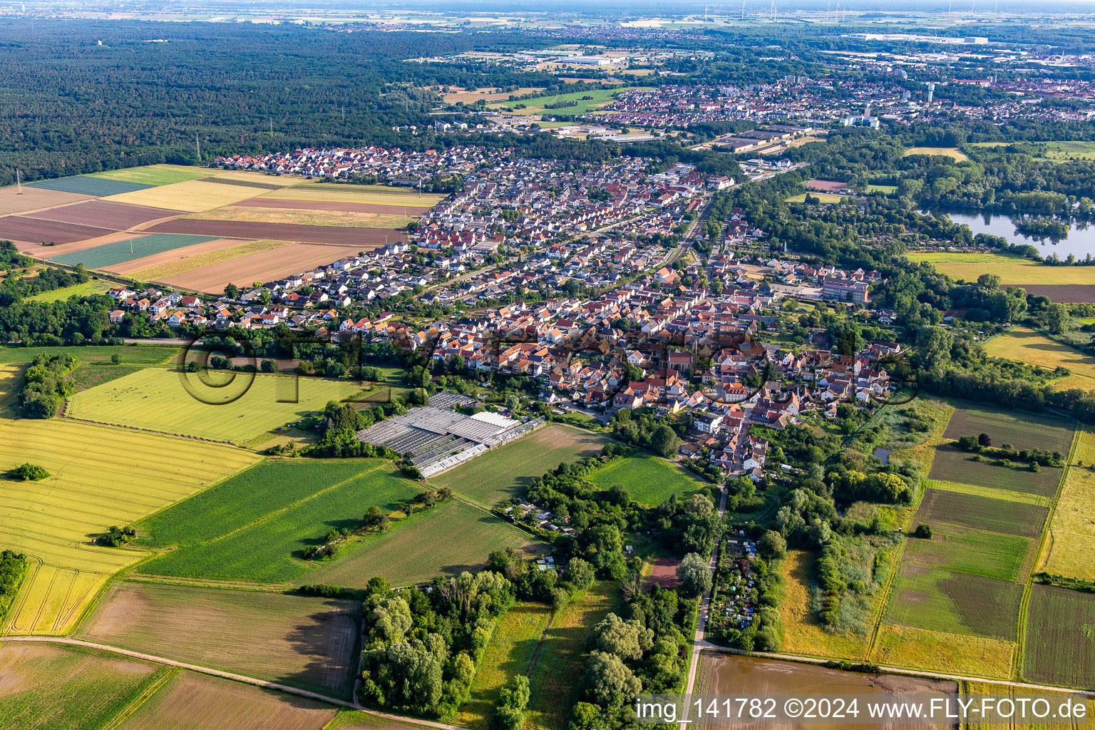 From the south in the district Sondernheim in Germersheim in the state Rhineland-Palatinate, Germany