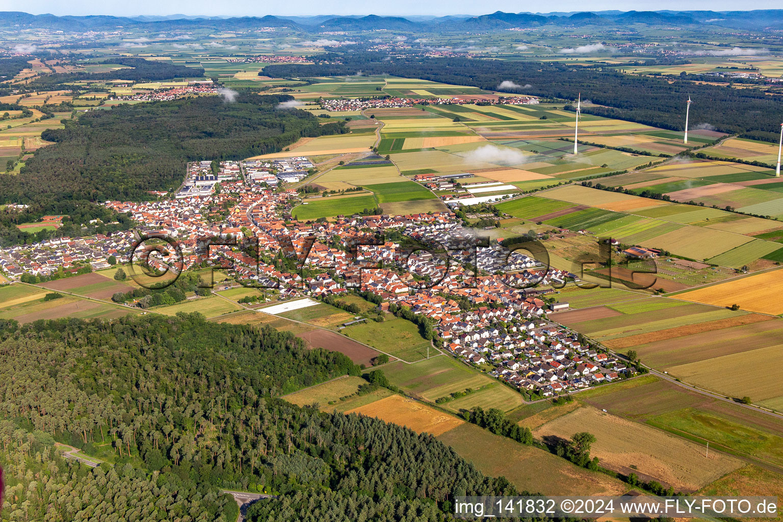 From the southeast in Hatzenbühl in the state Rhineland-Palatinate, Germany