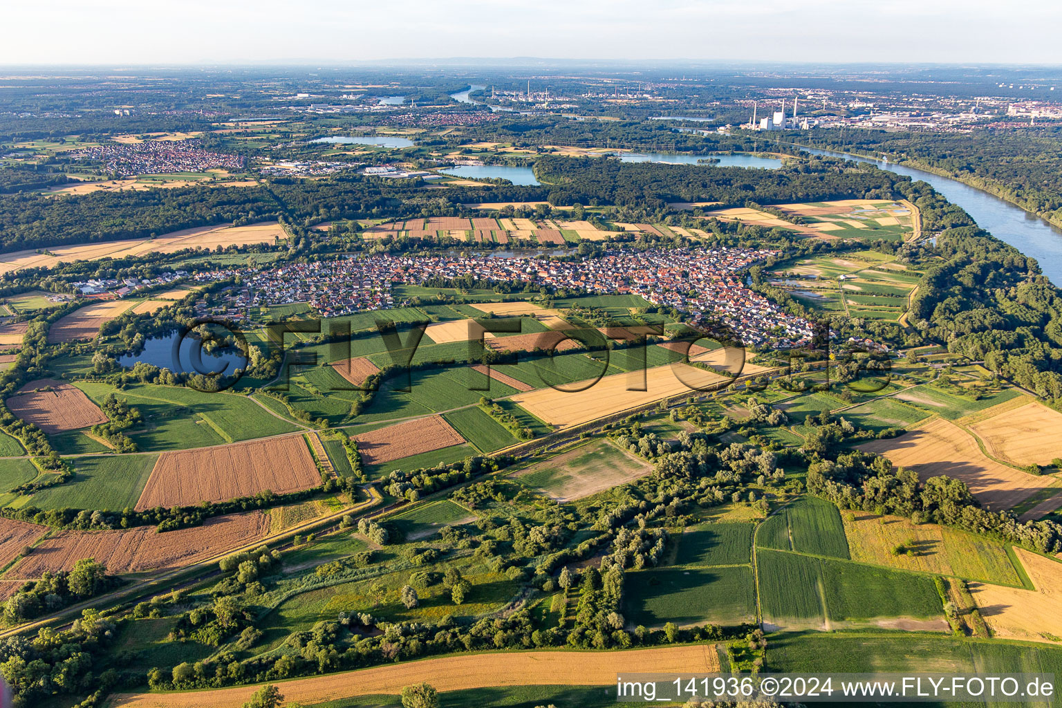 From the south in the district Neuburg in Neuburg am Rhein in the state Rhineland-Palatinate, Germany