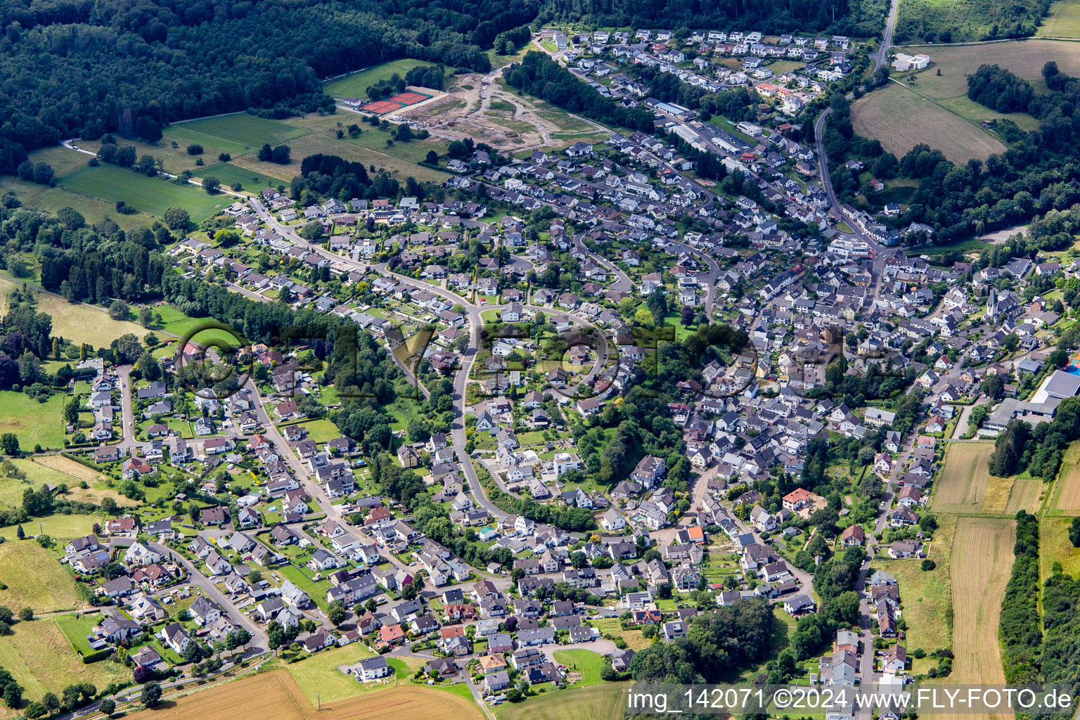 From the southeast in Niederelbert in the state Rhineland-Palatinate, Germany