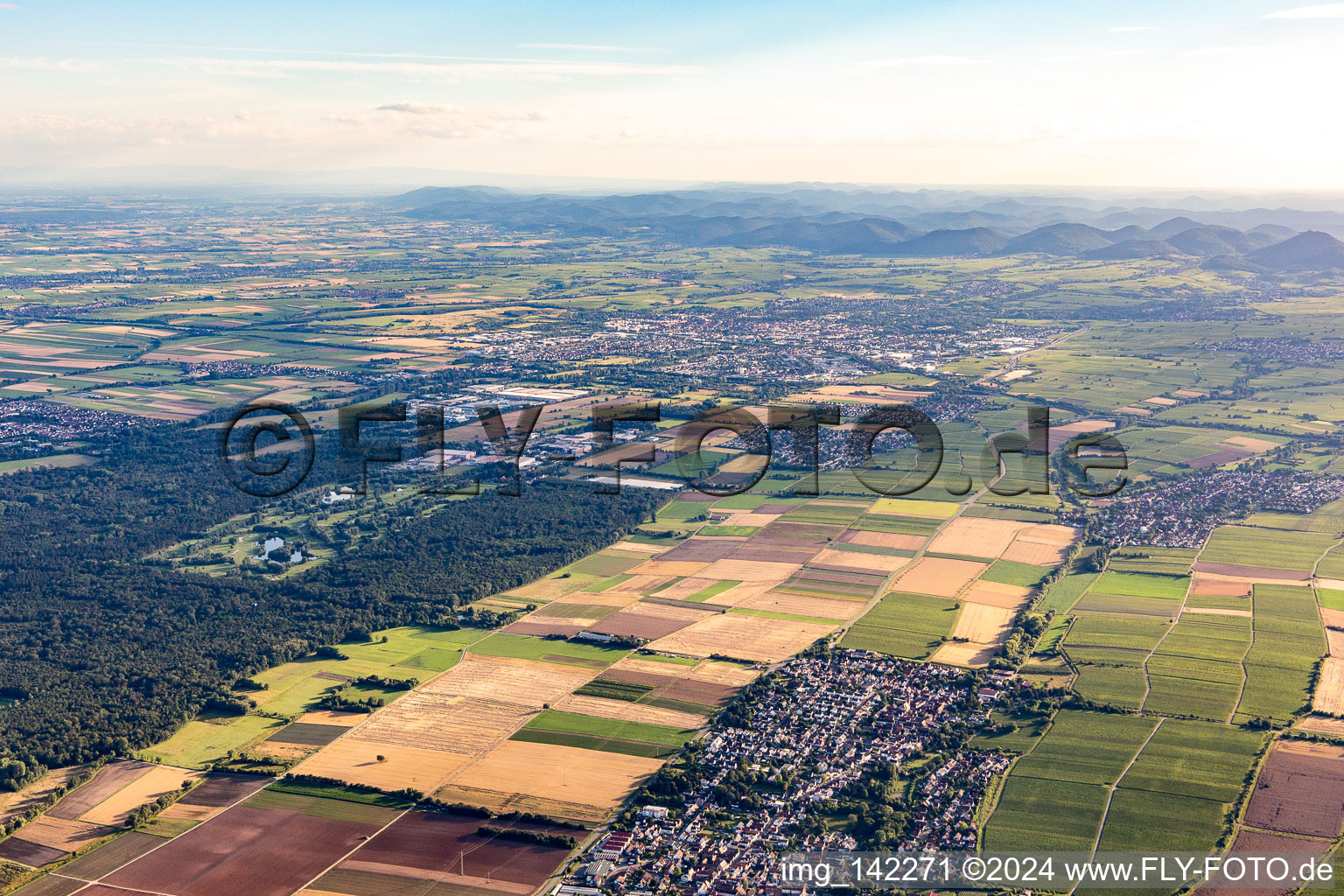 In the background Golf course Landgut Dreihof - GOLF absolute in the district Niederhochstadt in Hochstadt in the state Rhineland-Palatinate, Germany