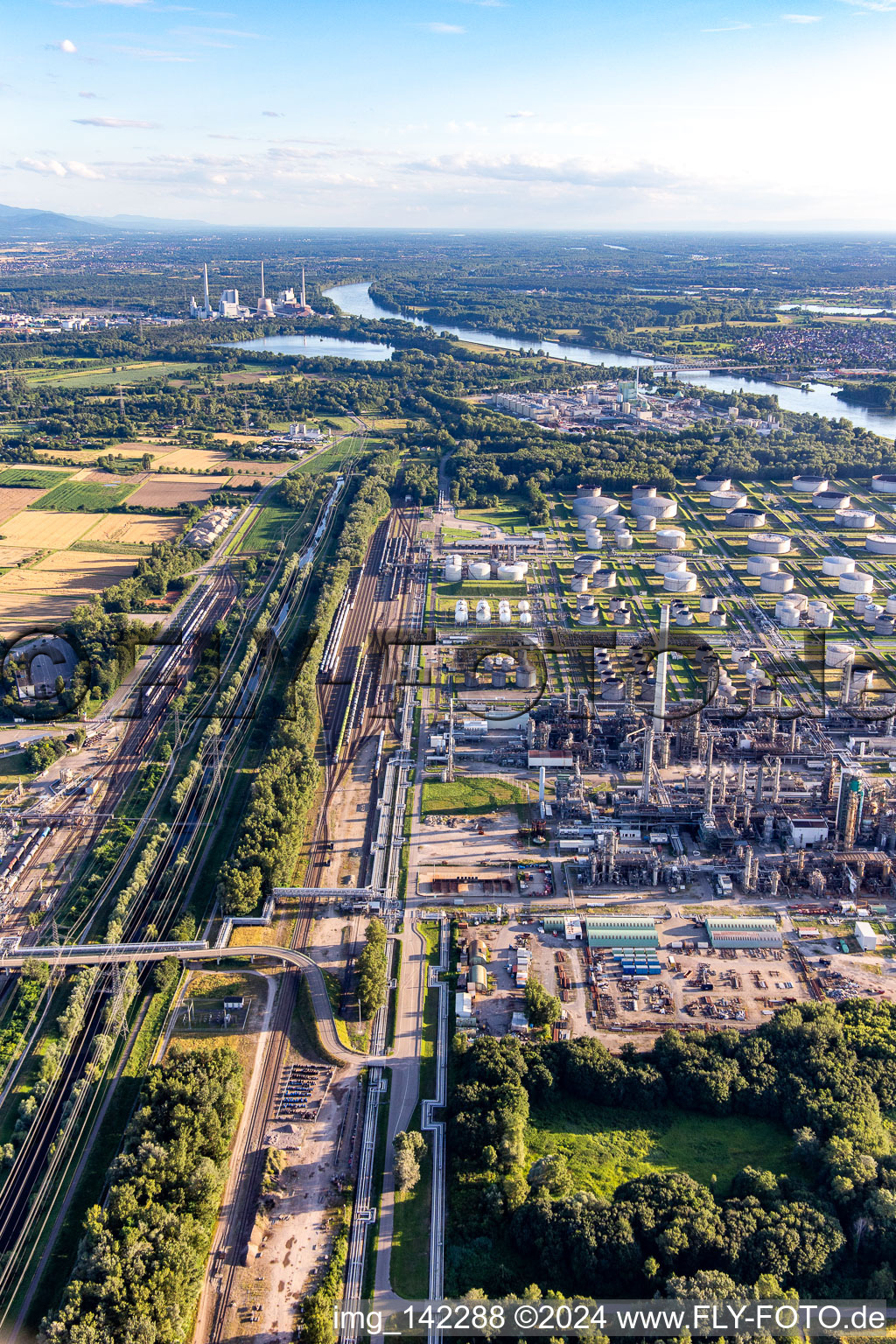 Upper Rhine mineral oil refinery in the district Knielingen in Karlsruhe in the state Baden-Wuerttemberg, Germany from above