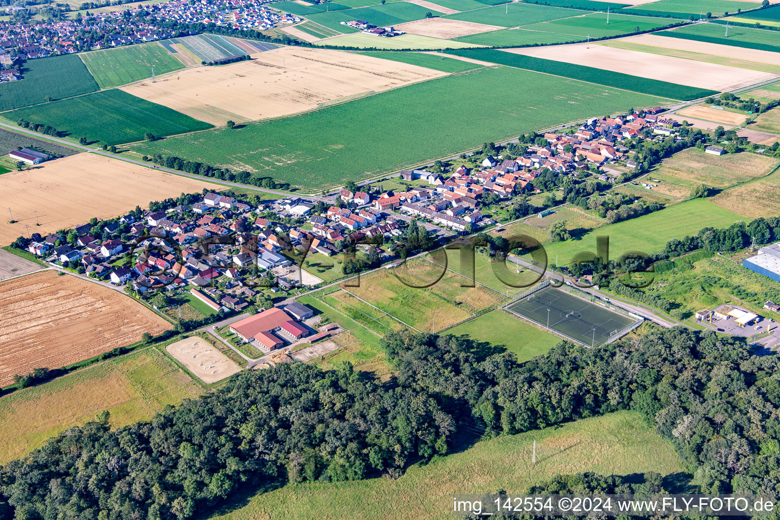 From northeast in the district Minderslachen in Kandel in the state Rhineland-Palatinate, Germany