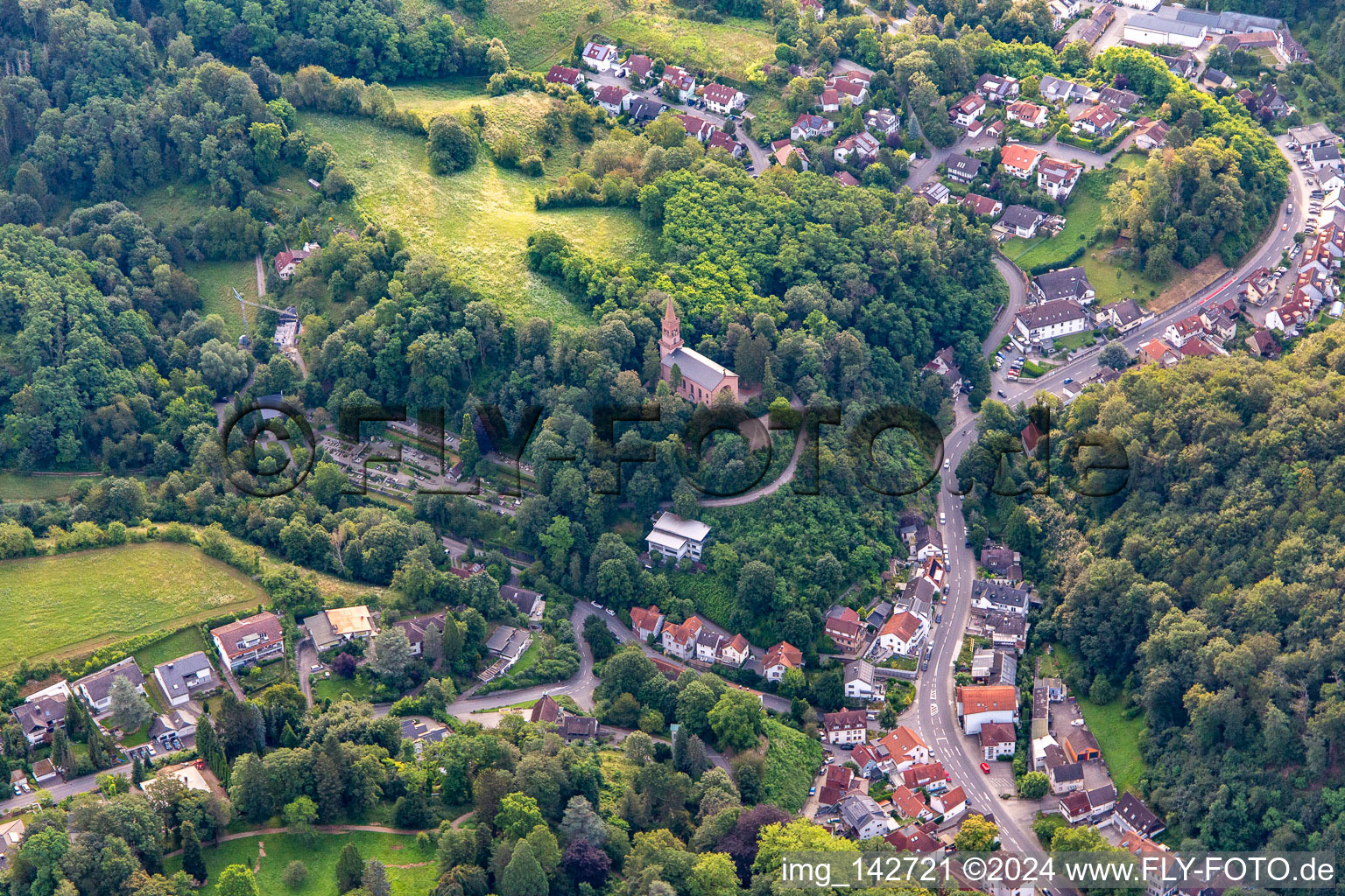 Aerial view of St. Mary's Church - Evangelical Parish Schönberg-Wilmshausen in the district Schönberg in Bensheim in the state Hesse, Germany