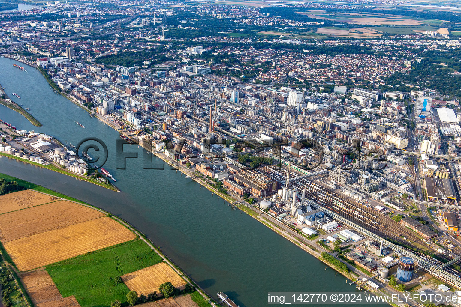 Chemical plant on the banks of the Rhine http in the district BASF in Ludwigshafen am Rhein in the state Rhineland-Palatinate, Germany from above