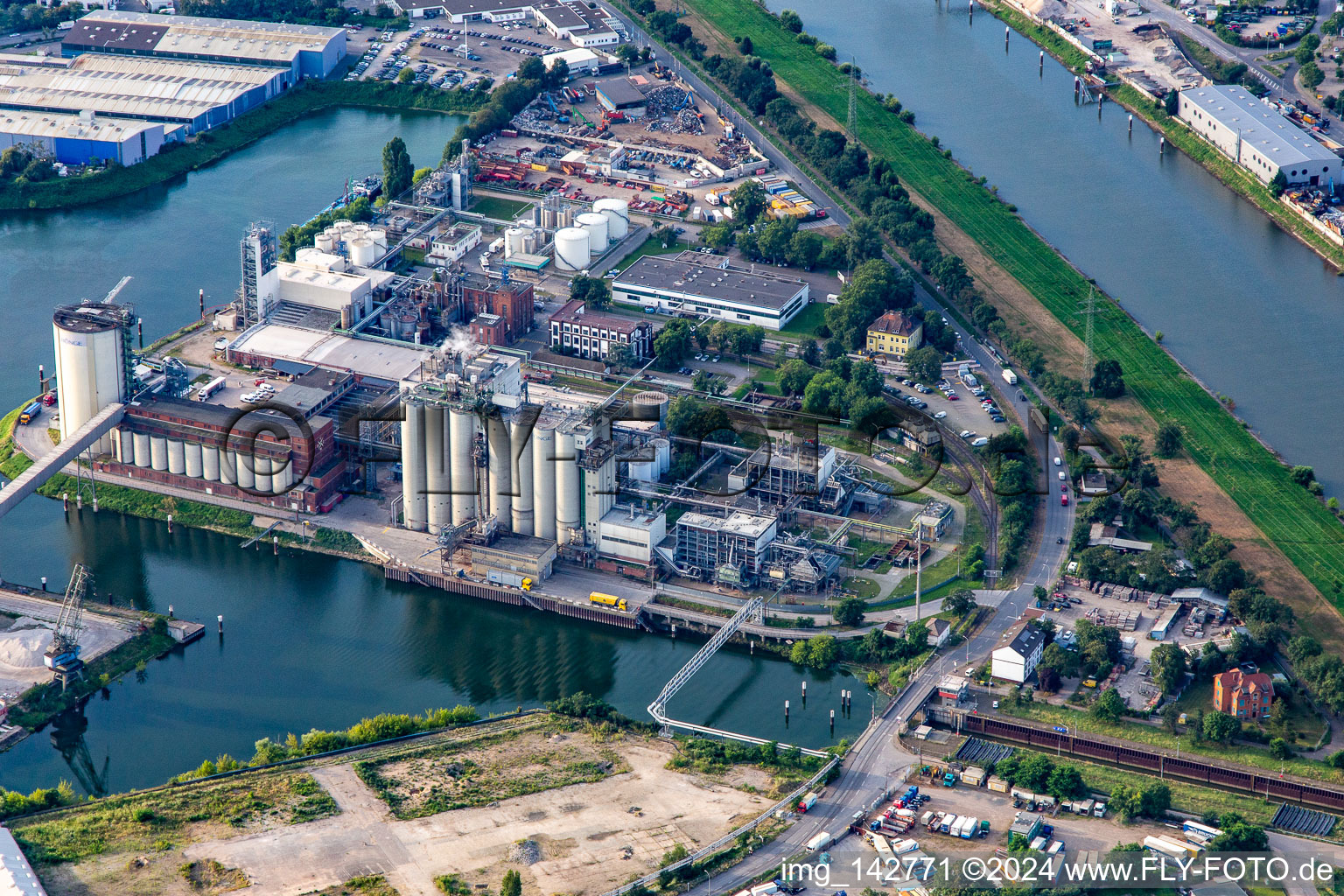 Bunge Deutschland GmbH at the chamber lock of the Neckar in the district Neckarstadt-West in Mannheim in the state Baden-Wuerttemberg, Germany