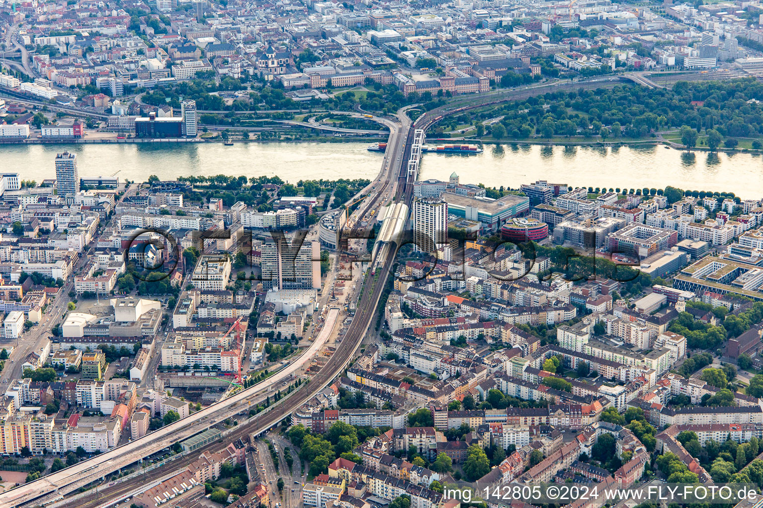 B37 elevated road and railway line from W to Konrad-Adenauer-Bridge over the Rhine under demolition/reconstruction in the district Süd in Ludwigshafen am Rhein in the state Rhineland-Palatinate, Germany