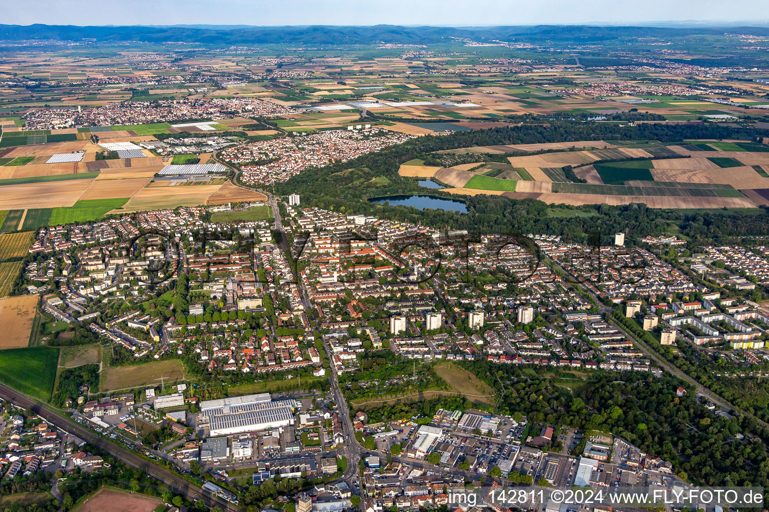 From the east in the district Gartenstadt in Ludwigshafen am Rhein in the state Rhineland-Palatinate, Germany