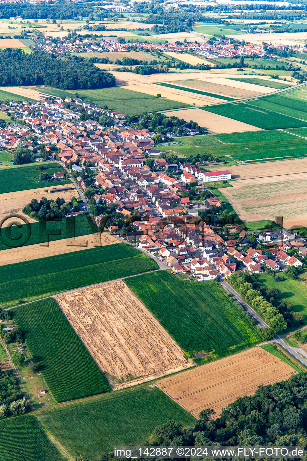 From northeast in the district Hayna in Herxheim bei Landau in the state Rhineland-Palatinate, Germany