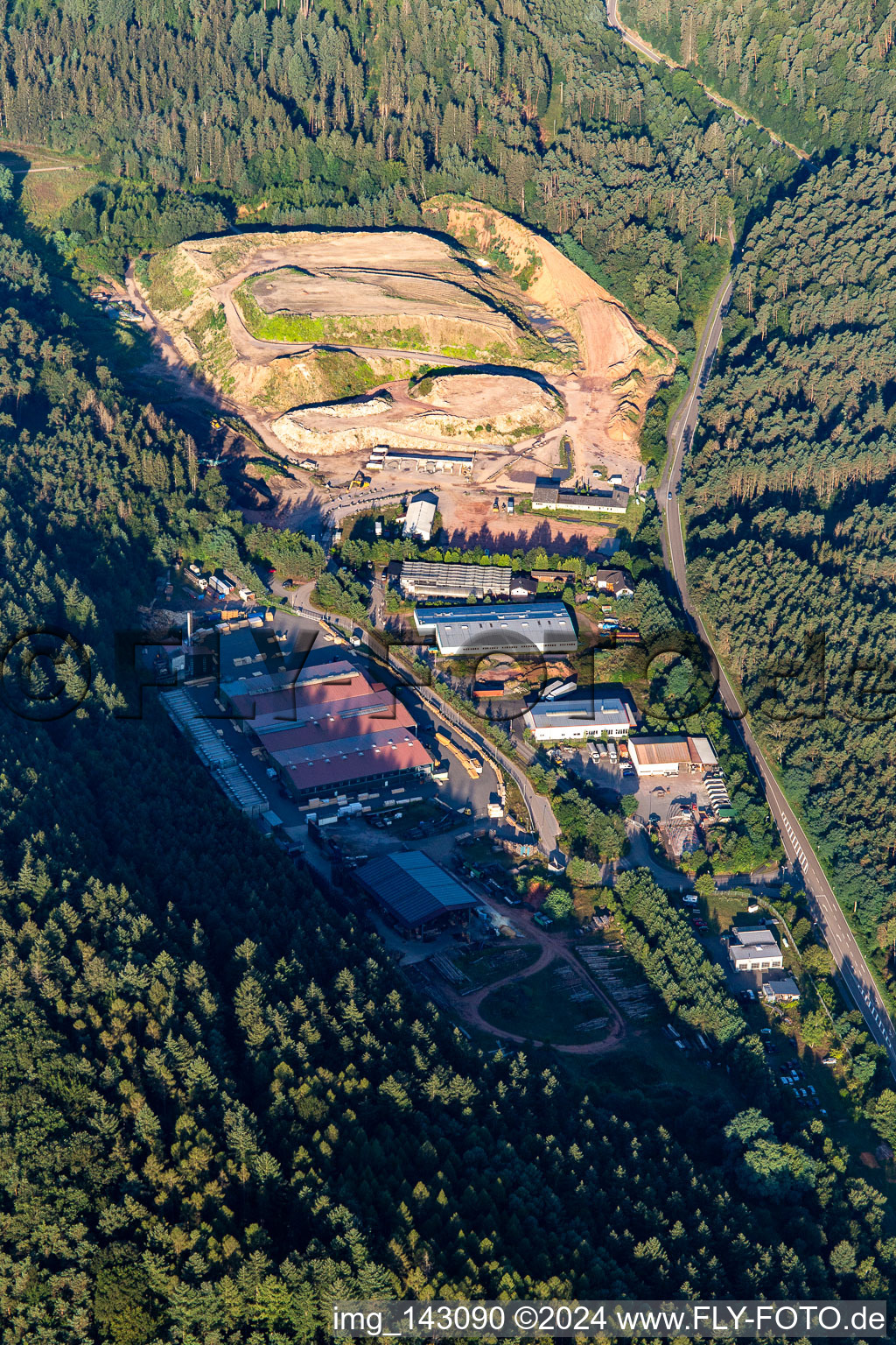 Aerial view of BauLog-HW GmbH (construction waste recycling, construction transport, recycling center, rubble goods sales, container service), industrial packaging Südwestpfalz | Deufol Industrie-Service GmbH in Hinterweidenthal in the state Rhineland-Palatinate, Germany