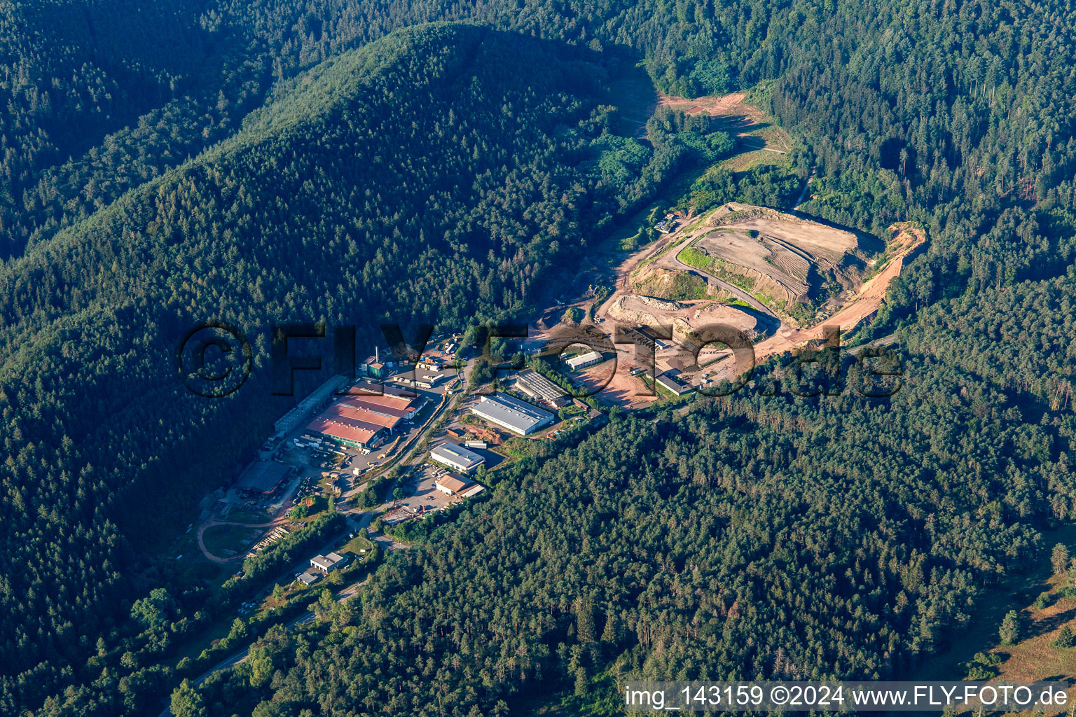 Aerial photograpy of BauLog-HW GmbH (construction waste recycling, construction transport, recycling center, rubble goods sales, container service), industrial packaging Südwestpfalz | Deufol Industrie-Service GmbH in Hinterweidenthal in the state Rhineland-Palatinate, Germany