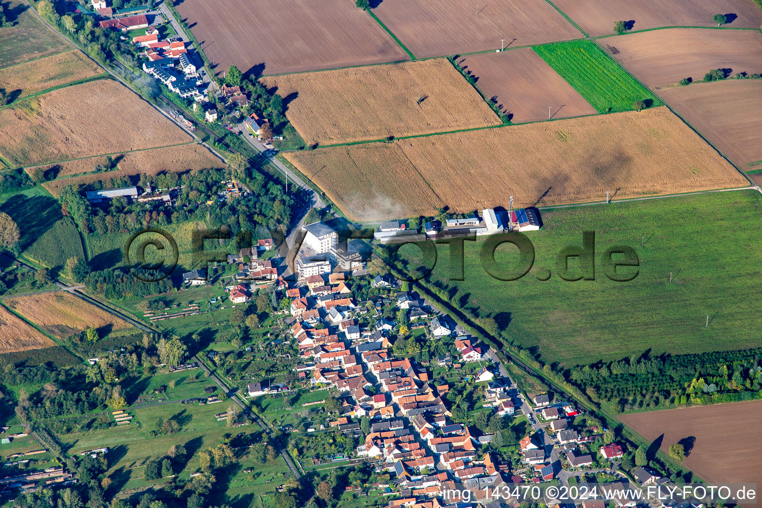 Railway crossing in the west in the district Schaidt in Wörth am Rhein in the state Rhineland-Palatinate, Germany