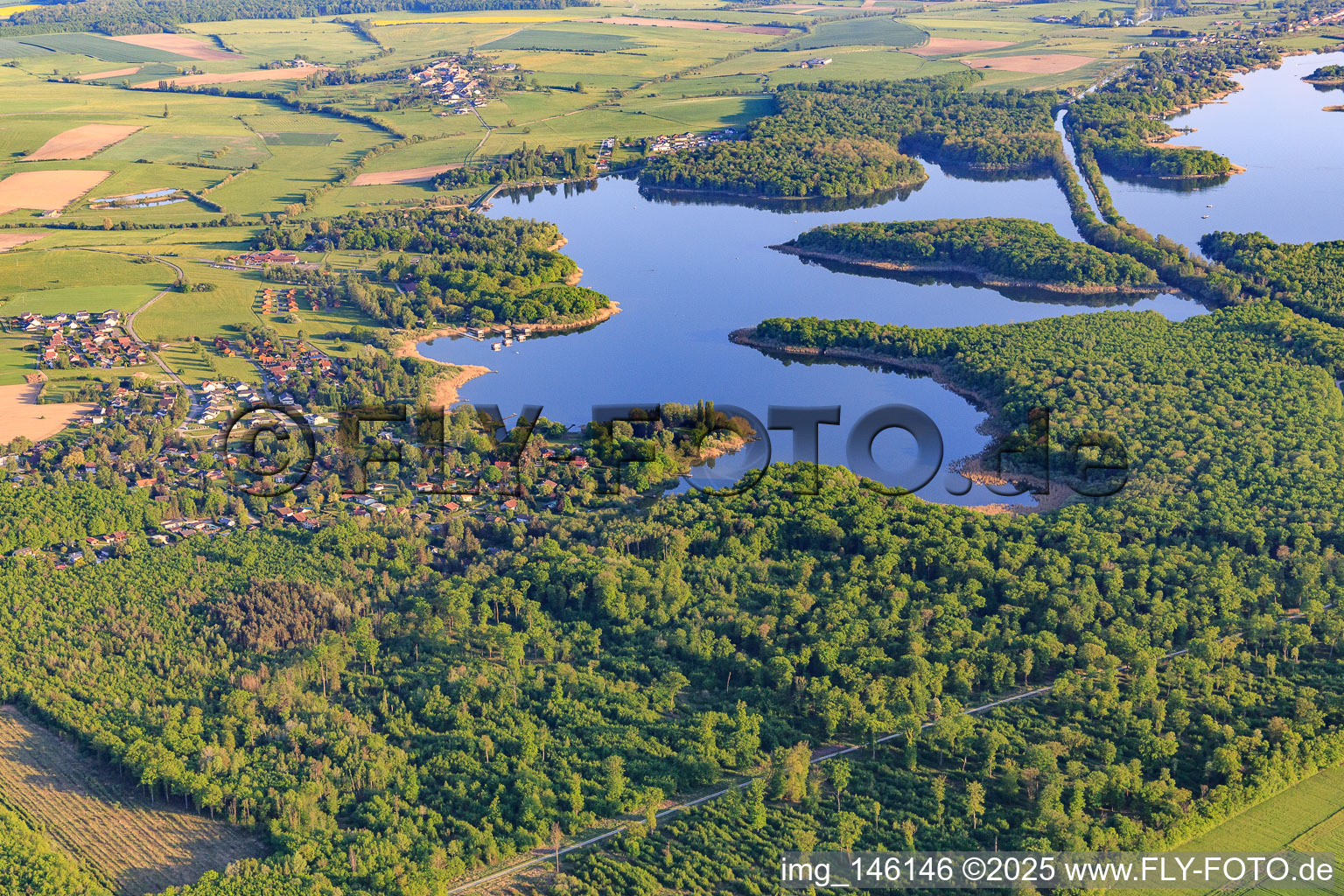 Canal des houllères de la Sarre crosses the lakes Ètang des femmes and Stockweiher in Langatte in the state Moselle, France